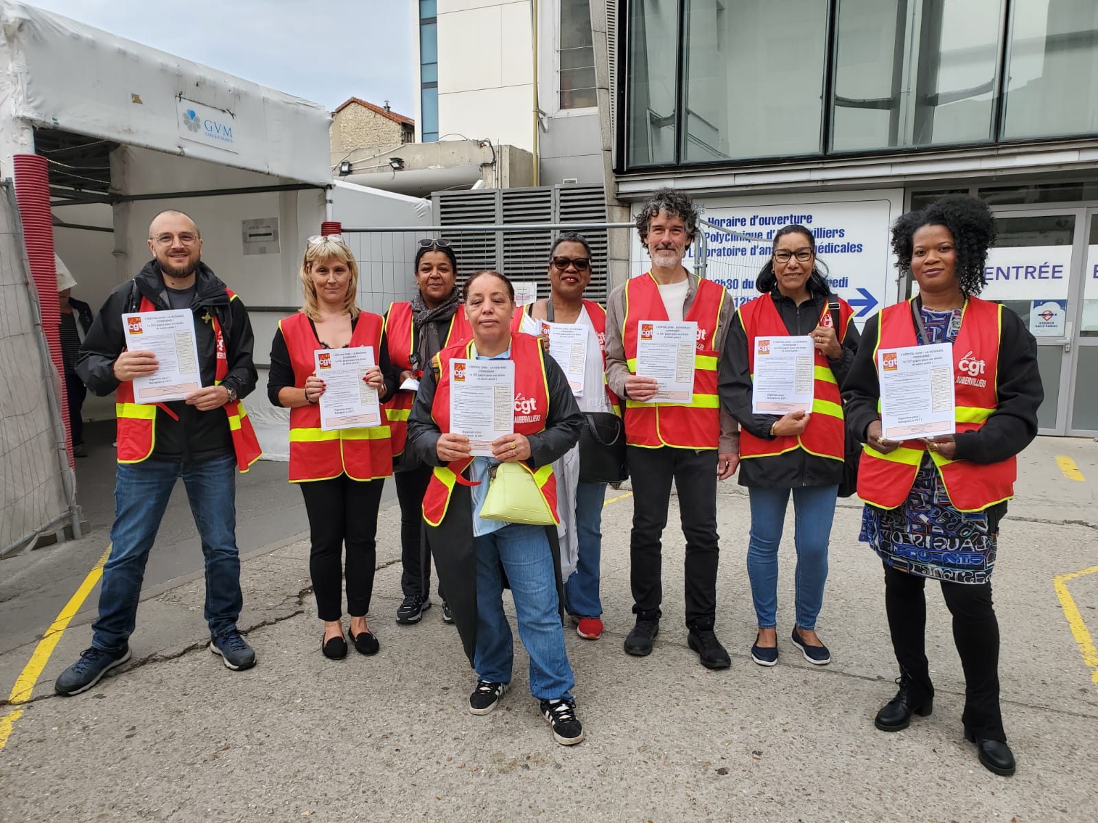 Militant·es de la CGT distribuant un tract devant l'hôpital La Roseraie.